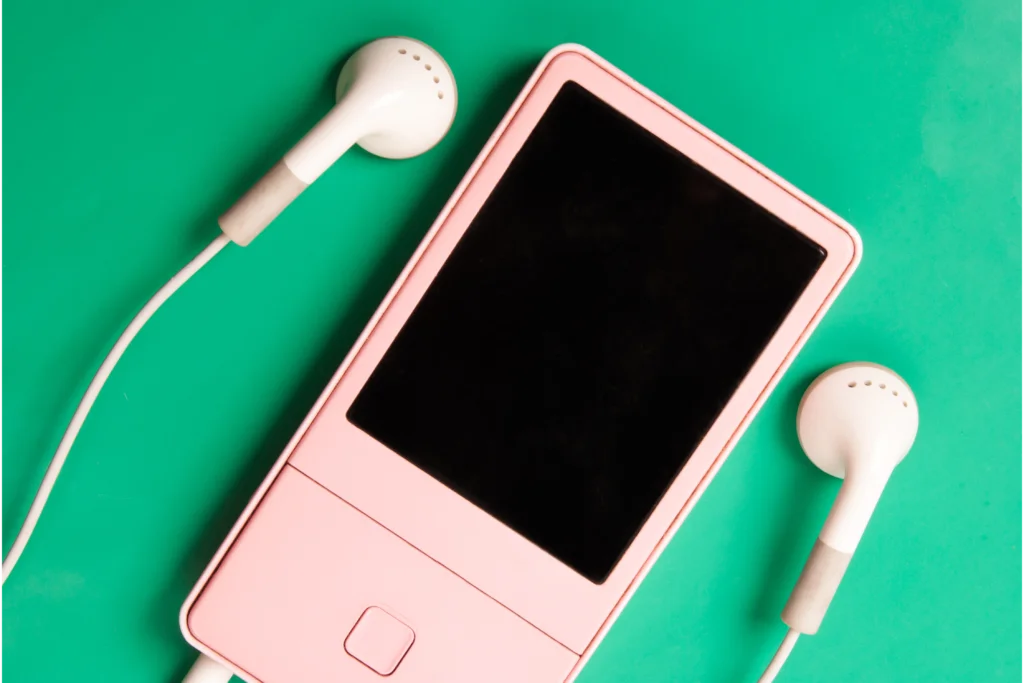 Um MP3 para corrida da cor branca.