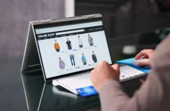 Uma pessoa usando um note.