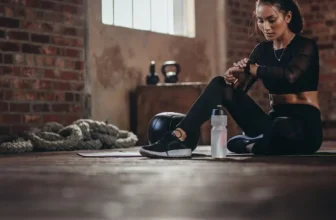 Uma mulher com um relógio no pulso.