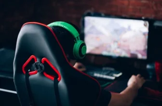 Um garoto sentando em uma cadeira gamer.