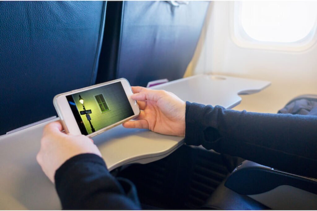 Uma pessoa vendo fotos na tela de um celular.