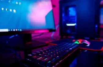 Um notebook e uma tela de computador.