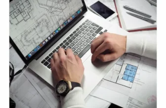 Um home teclado as teclas de um note.