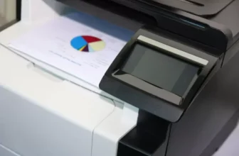 Uma impressora multifuncional.