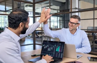 Duas pessoas em um escritório se cumprimentando.