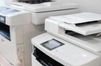 Uma impressora em um escritório.