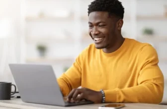 Um homem mexendo no notebook.