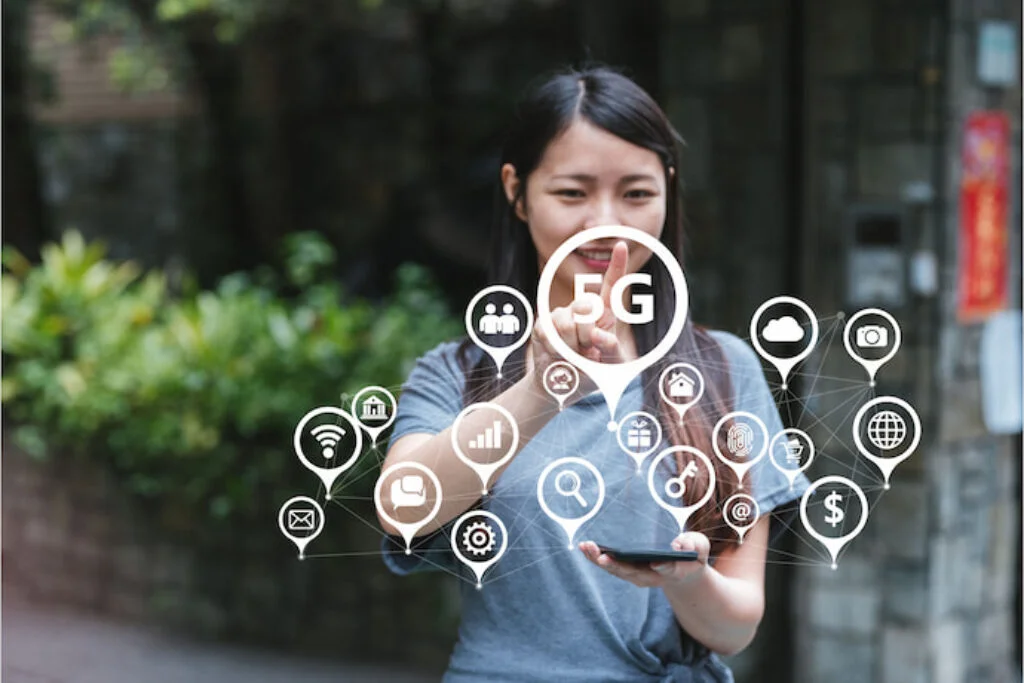 Uma arte de 5G com uma mulher e um celular.
