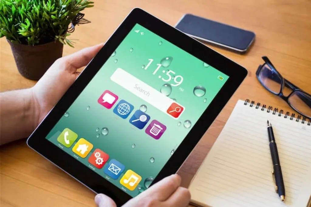 Um tablet na mão de uma pessoa.