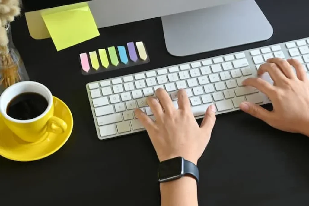 Uma pessoa digitando em um teclado.