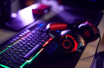 Um teclado e um fone.