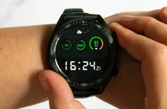 Um relógio no pulso de um homem.