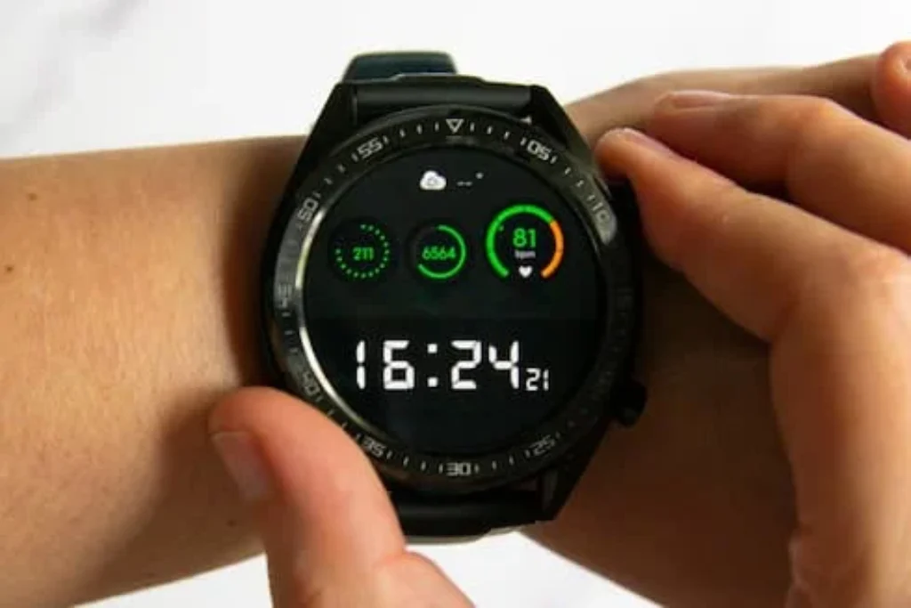 Um relógio no pulso de um homem.