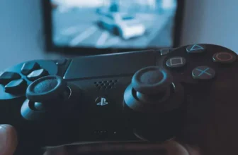 Um monitor e um controle de PS4.