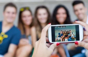 Uma pessoa tirando fotos em um smartphone.