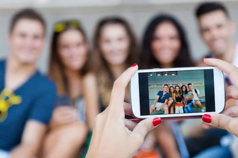 Uma pessoa tirando fotos em um smartphone.