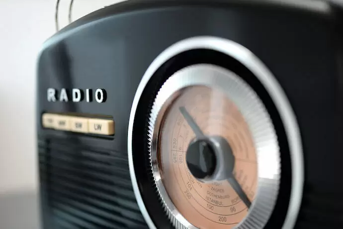 Um rádio antigo da cor preta.