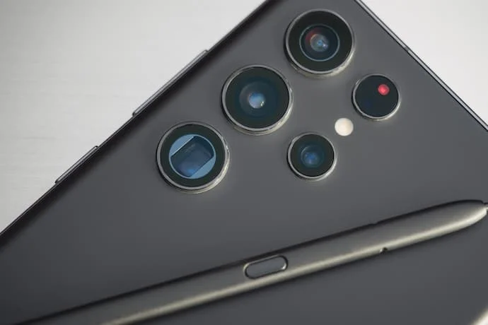 A parte de trás de um smartphone.