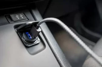 Um carregador em um carro.