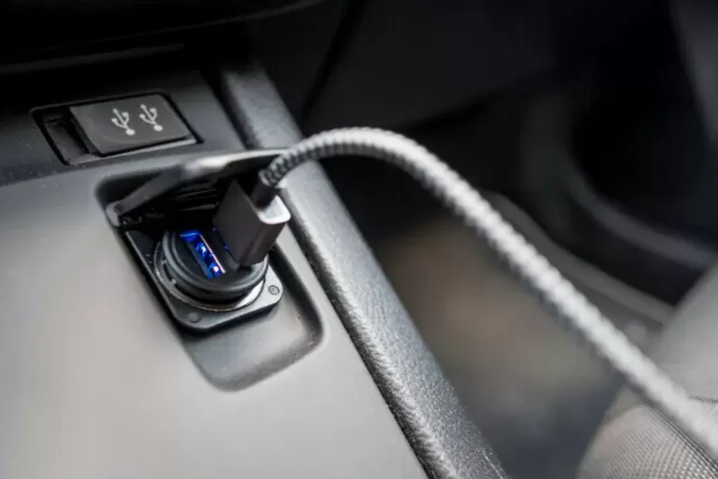 Um carregador em um carro.