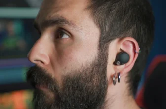 Homem usando fone de ouvido.