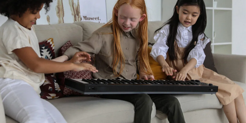 Uma garota tocando teclado.