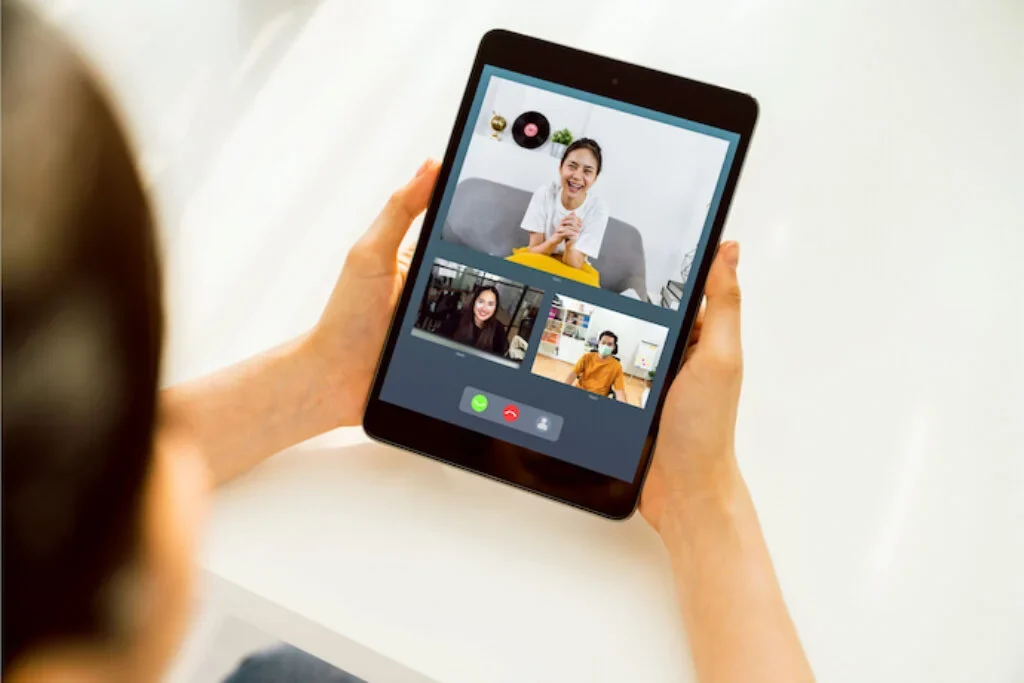 Uma pessoa com um tablet na mão.