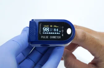 Uma pessoa usando um oxímetro.