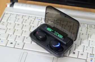 Uma caixa com fones dentro.