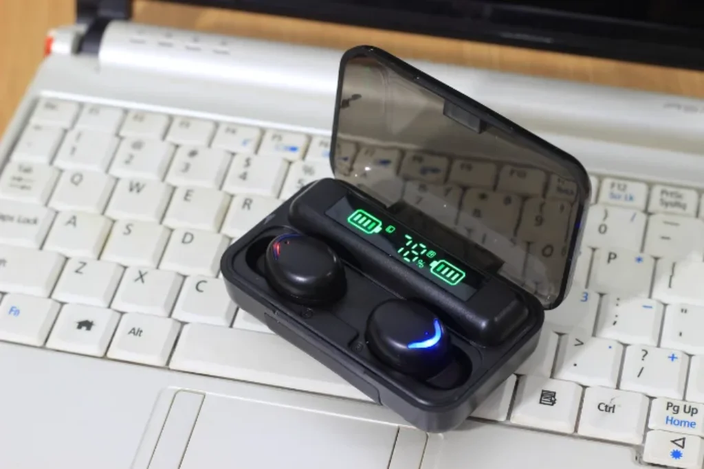 Uma caixa com fones dentro.