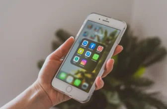 Uma pessoa com um celular na mão.