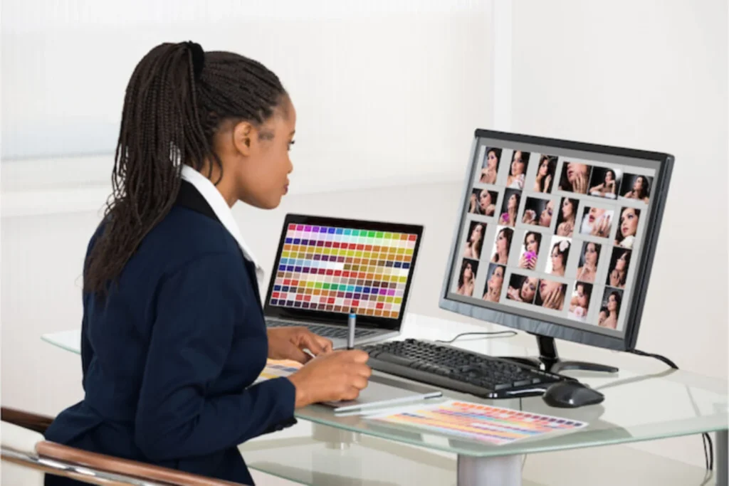 Uma mulher mexendo no computador.